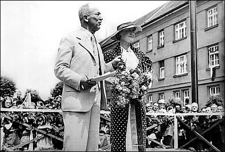 Prezident Beneš s chotí na tehdejším Námstí svobody 16. ervna 1936.